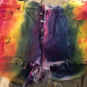 Levi’s distressed tie-dye shorts 28 🌈